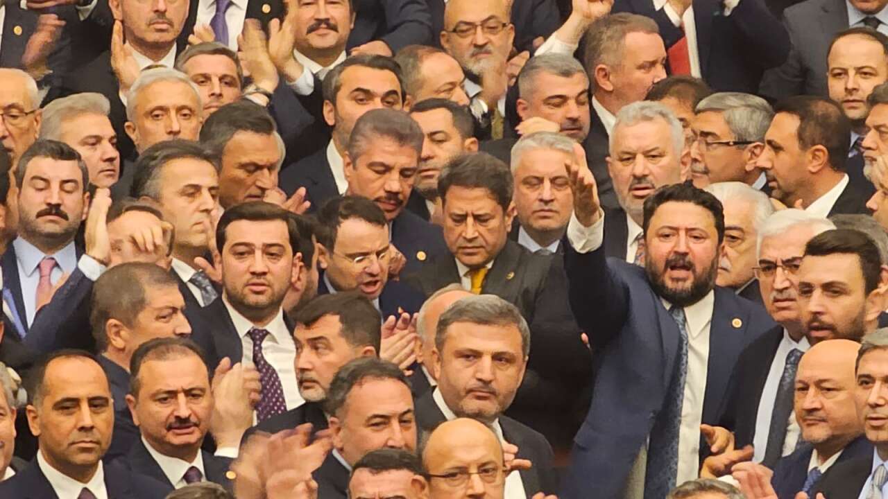 Meclis'te Akın Gürlek kavgası: Osman Gökçek sahnede 10